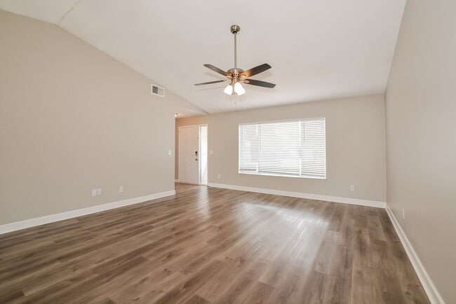 Building Photo - 426 Iowa Woods Cir E