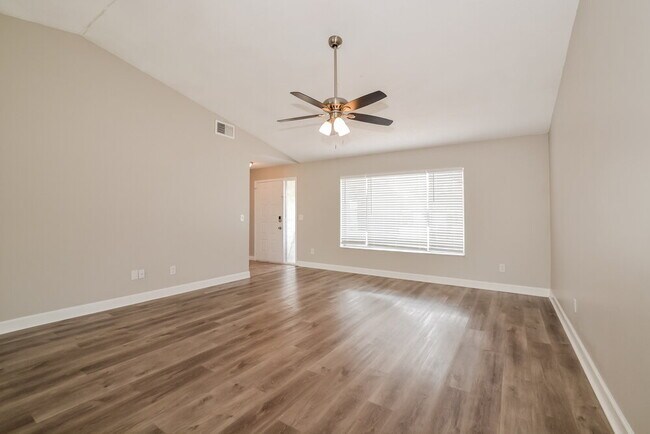 Foto del edificio - 426 Iowa Woods Cir E