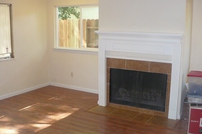 ¡CHIMENEA DE LEÑA! CON LEÑA GRATIS - 920 Gregory Pl