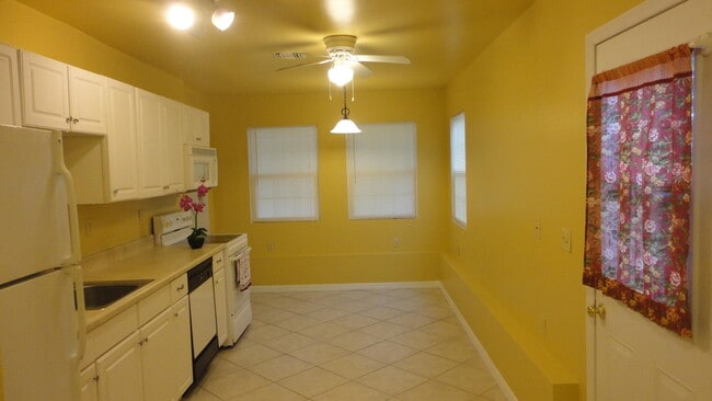 Building Photo - 1550 5th Ct