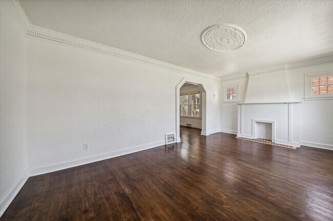 Foto del edificio - Unique 3 bedroom $1200