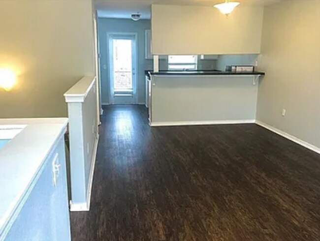 Foto del edificio - 2 Bed/2.5 Bath Townhouse off Razorback Greenway