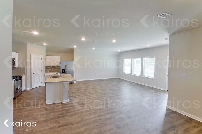 Building Photo - 118 E Broussard St