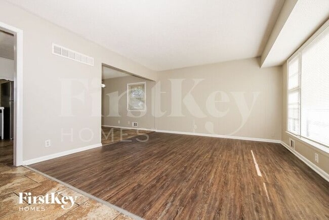 Building Photo - 9404 White Ave