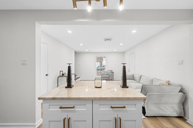 Building Photo - 2012 Brun St