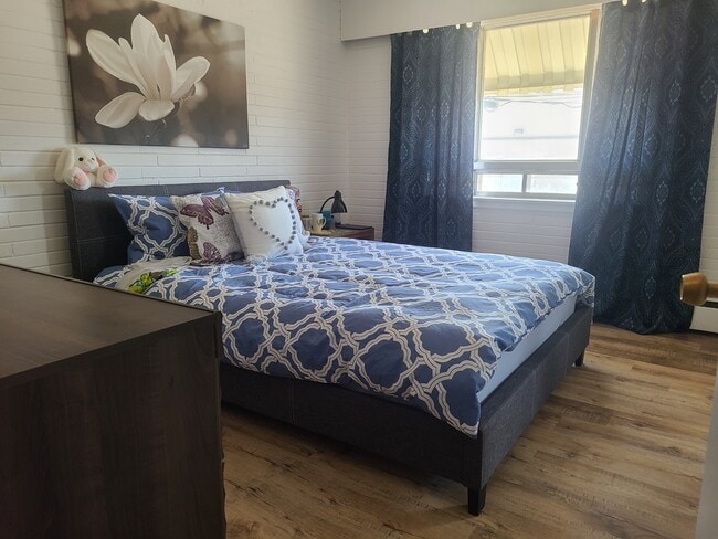 Building Photo - 1910 Main St