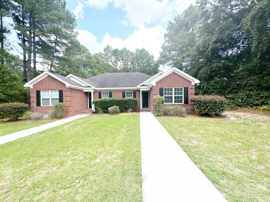 Primary Photo - 100 Crossway Cottages Ln
