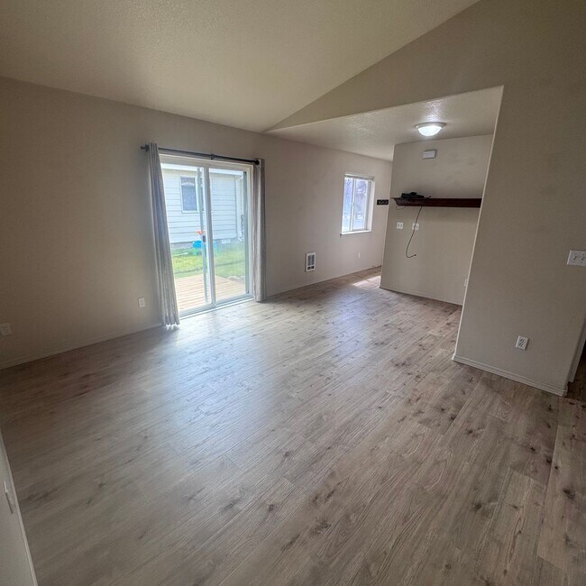 Foto del edificio - 2 Bedroom, 2 Bathroom Duplex in NE Bend – Available NOW