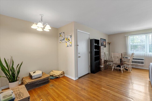 Foto del edificio - 7429 N Ridge Blvd