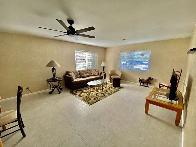 Foto del edificio - 136 NE 19th Ct
