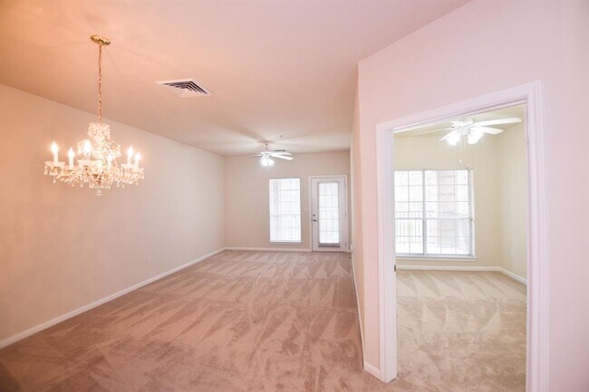 Building Photo - 2815 Kings Crossing Dr