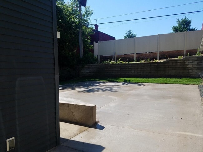 Building Photo - 1048 Dayton Ave