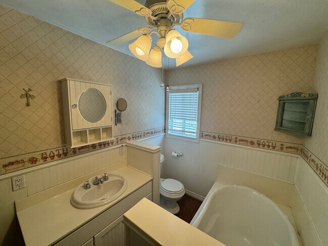Building Photo - Beautiful 3 bedroom home in La Habra