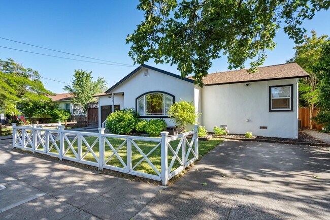 Foto del edificio - Updated 3 bedroom 2 bathroom single family home within walking distance to the Sonoma Town Square...