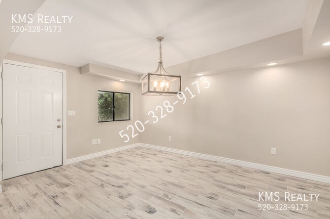 Building Photo - 2426 S Palm Springs Dr