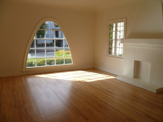 living room - 118 N Croft Ave