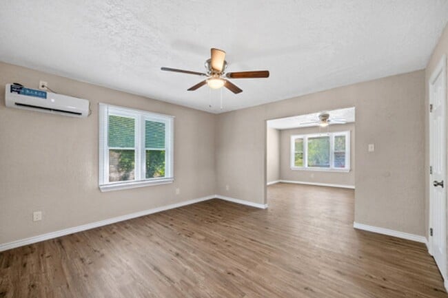 Building Photo - Newly Renovated 3/1 for Only 900 Per Month