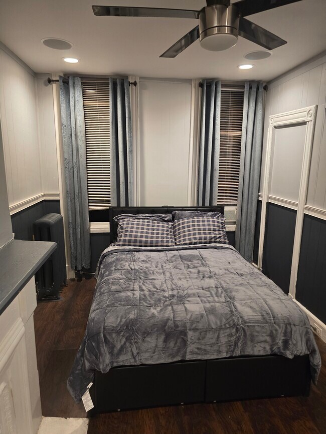 Building Photo - 693 Macdonough St