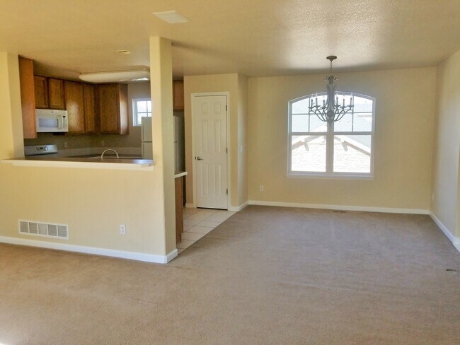 Foto del edificio - 3 Bedroom, 3.5 Bath End Unit Townhome, 2 C...