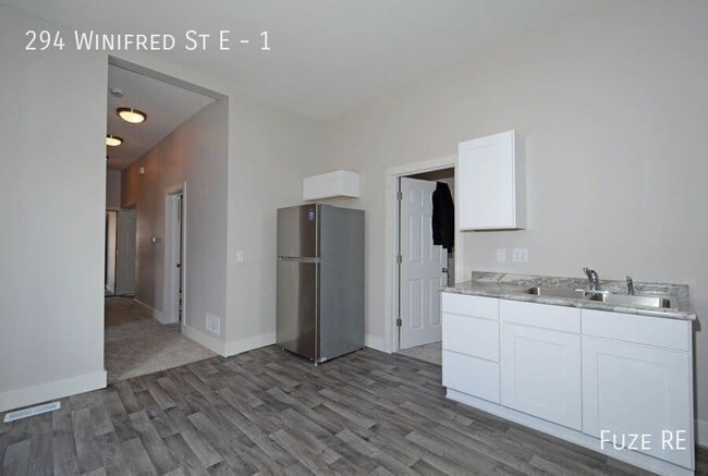 Building Photo - 294 Winifred St E