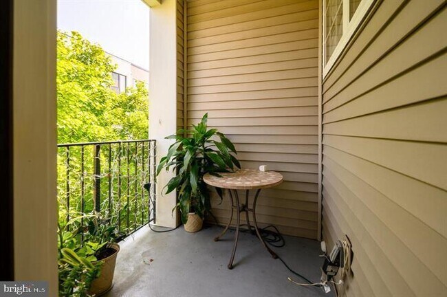Cozy balcony for AM coffee or evening cocktail - 3152 W Master St
