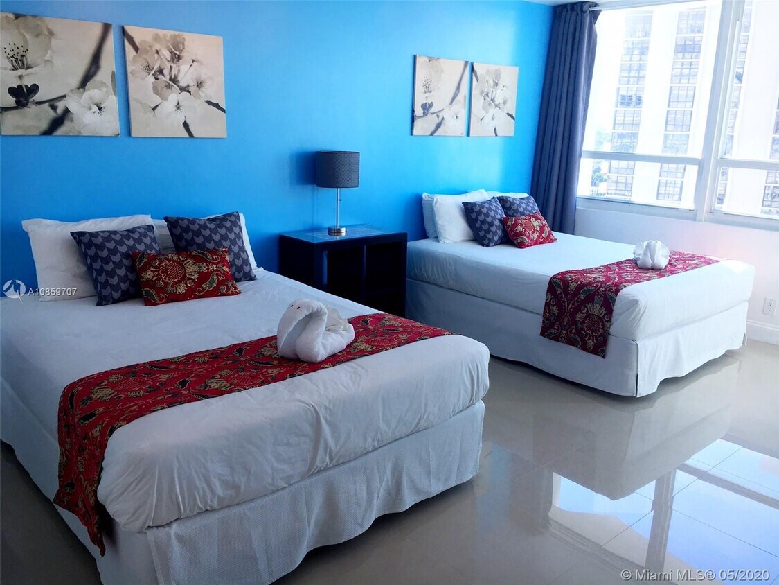 Foto principal - 5445 Collins Ave