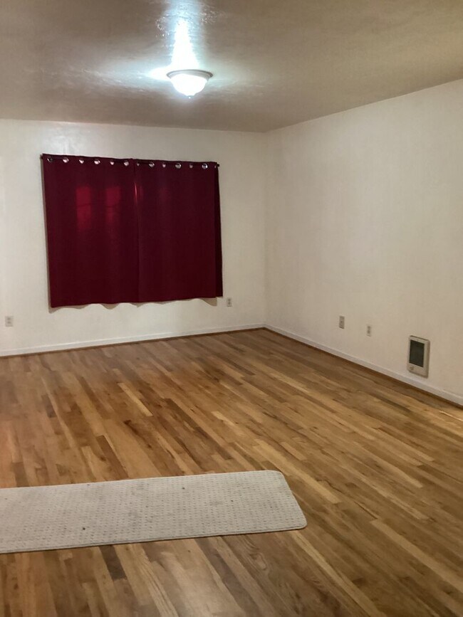 Building Photo - Cute 3 bedroom 2 bath with large fenced yard