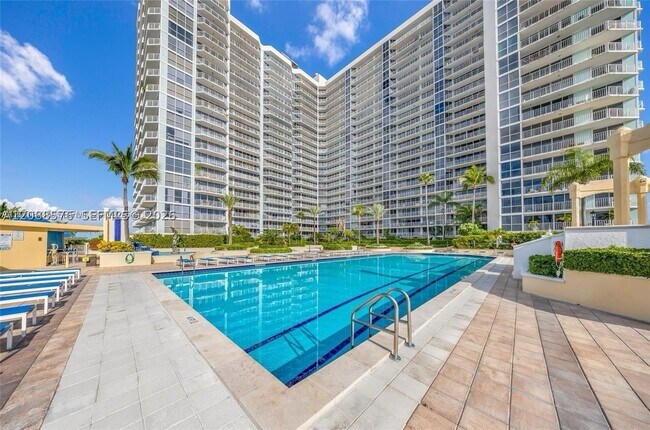 Foto del edificio - 7601 E Treasure Dr