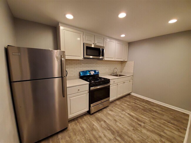 Building Photo - 425 Plainfield Ave