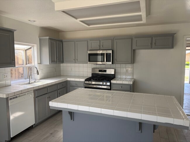 Building Photo - 6194 W San Ramon Ave