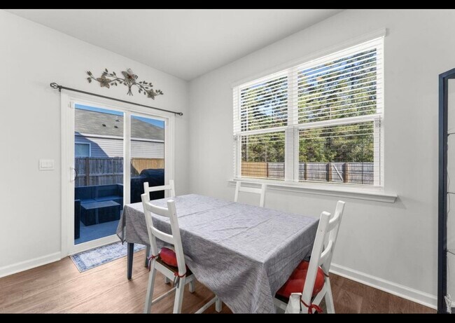 Foto del edificio - 645 Silver Spruce St