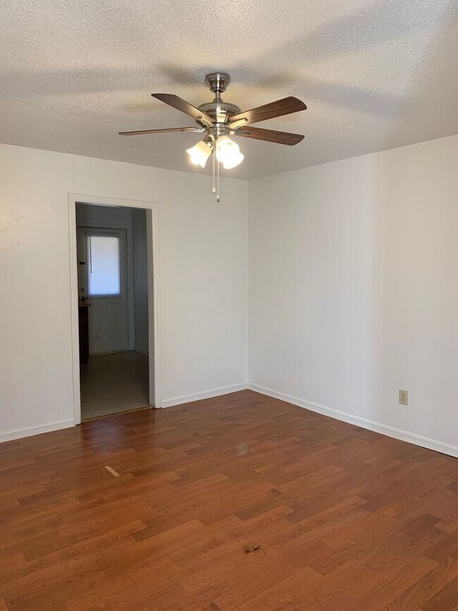 Building Photo - 2BR / 1 BA Apartment Available for Rent!