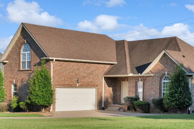 Building Photo - FULLY and Tastefully furnished 3 bedroom h...