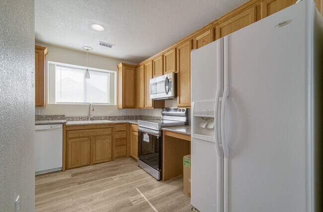 Foto del edificio - Great two bedroom, one bath near airport. AVAILABLE BEGINNING 6/17/26