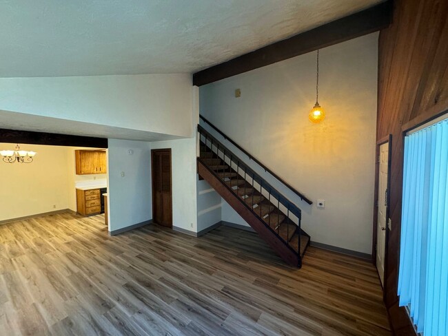 Building Photo - 2 Bedroom Duplex in Southwest Eugene