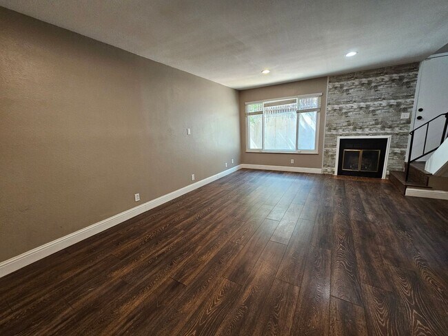 Building Photo - Super Cool 2 Bed 1 1/2 Bath Townhome w/ At...