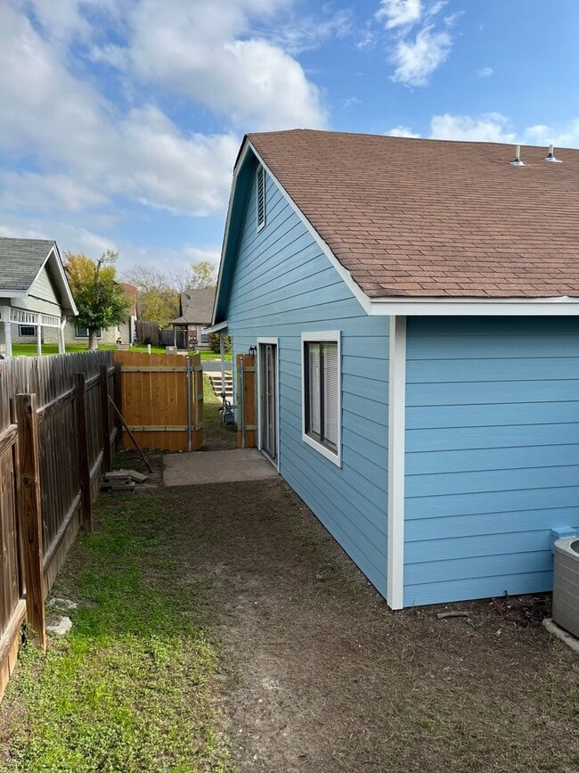 Building Photo - 12402 Alderbrook Dr