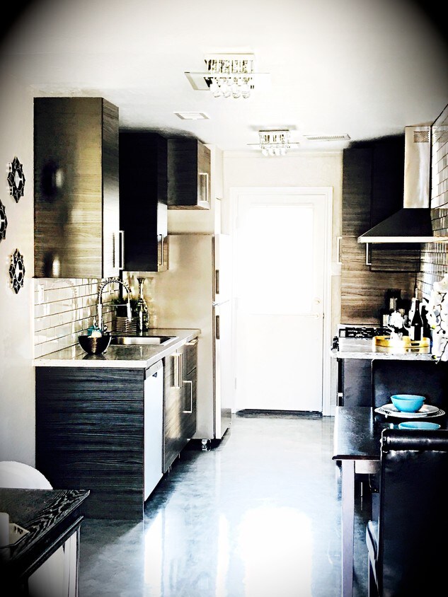 Cocina completa vista y comedor - 3025 N 38th St