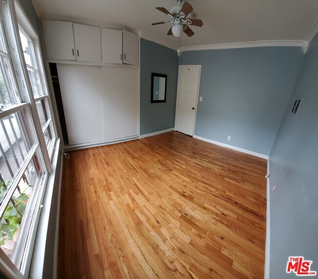 Building Photo - 4553 1/2 Kingswell Ave-