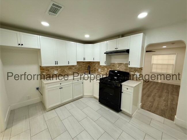 Building Photo - Charming 3 Bed/2 Bath N Bakersfield Home w/ $0 Deposit Option