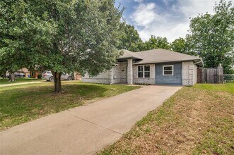 Building Photo - 1005 Phillips Cir