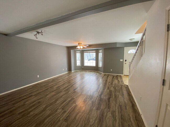 Foto del edificio - A lovely (3) bed, (2) bath end-unit townho...