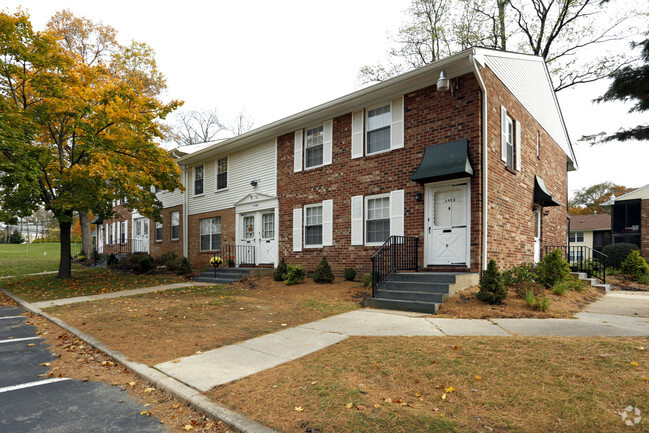 Building Exterior - Barclay Village Apartments