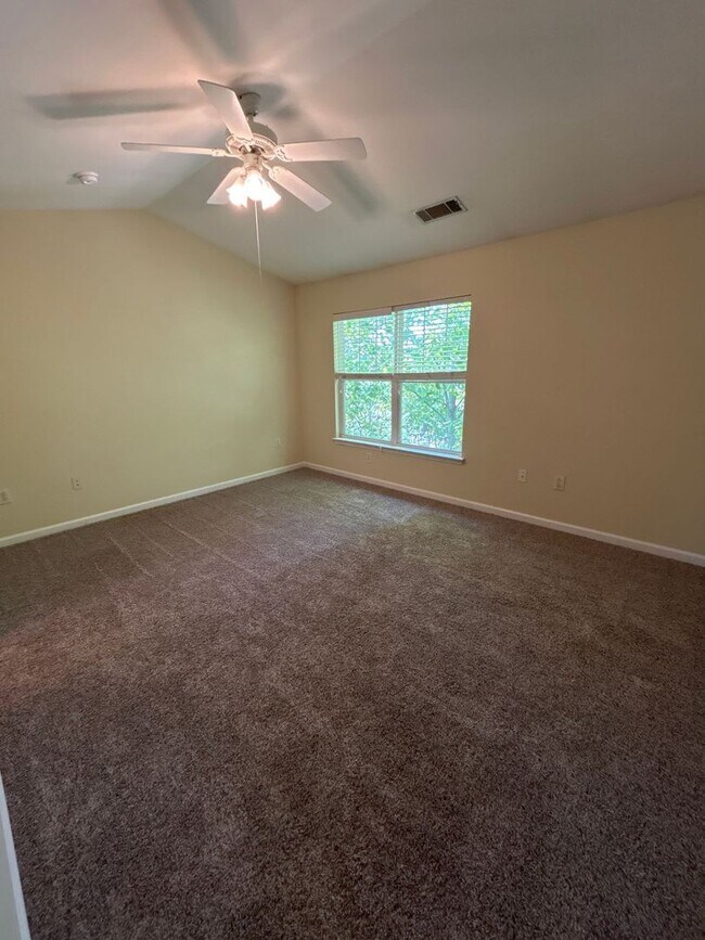 Foto del edificio - One Bedroom Available in this Three Bedroom Townhouse, Male Applicant!