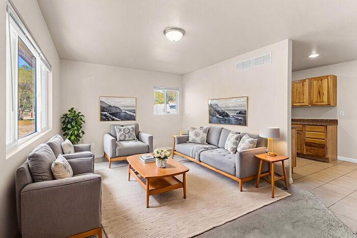 Foto principal - Well-Maintained 3-Bedroom Home with Modern...