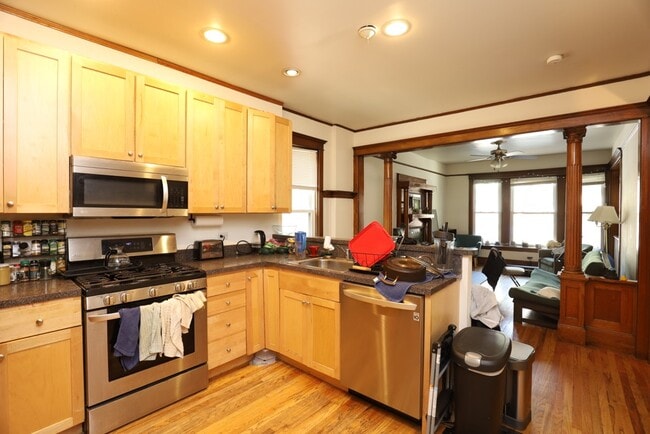 Building Photo - 2774 N Kenmore Ave