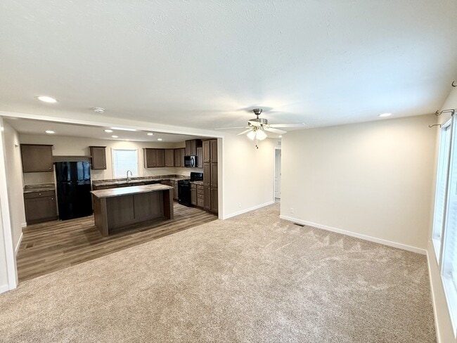 Building Photo - 9345 White Pine Ct