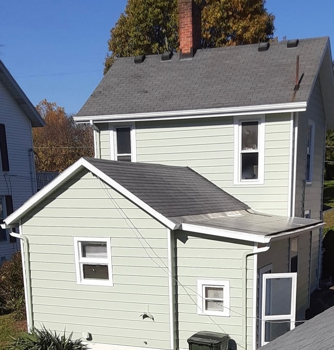 Building Photo - 222 Maple St