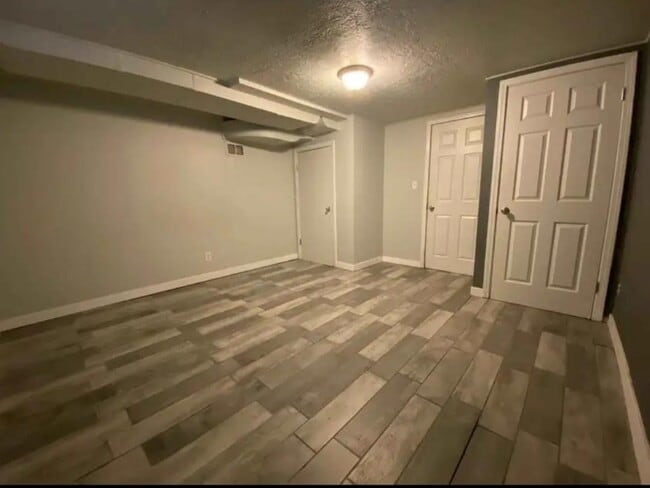 Building Photo - 985 Maple St