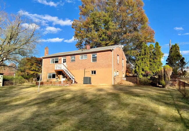 Foto del edificio - 338 Brightseat Rd